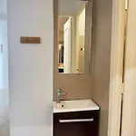 Spacieux Pied-a-terre-vue 아파트 Fréjus