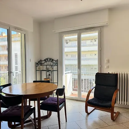 Spacieux Pied-a-terre-vue 아파트 Fréjus